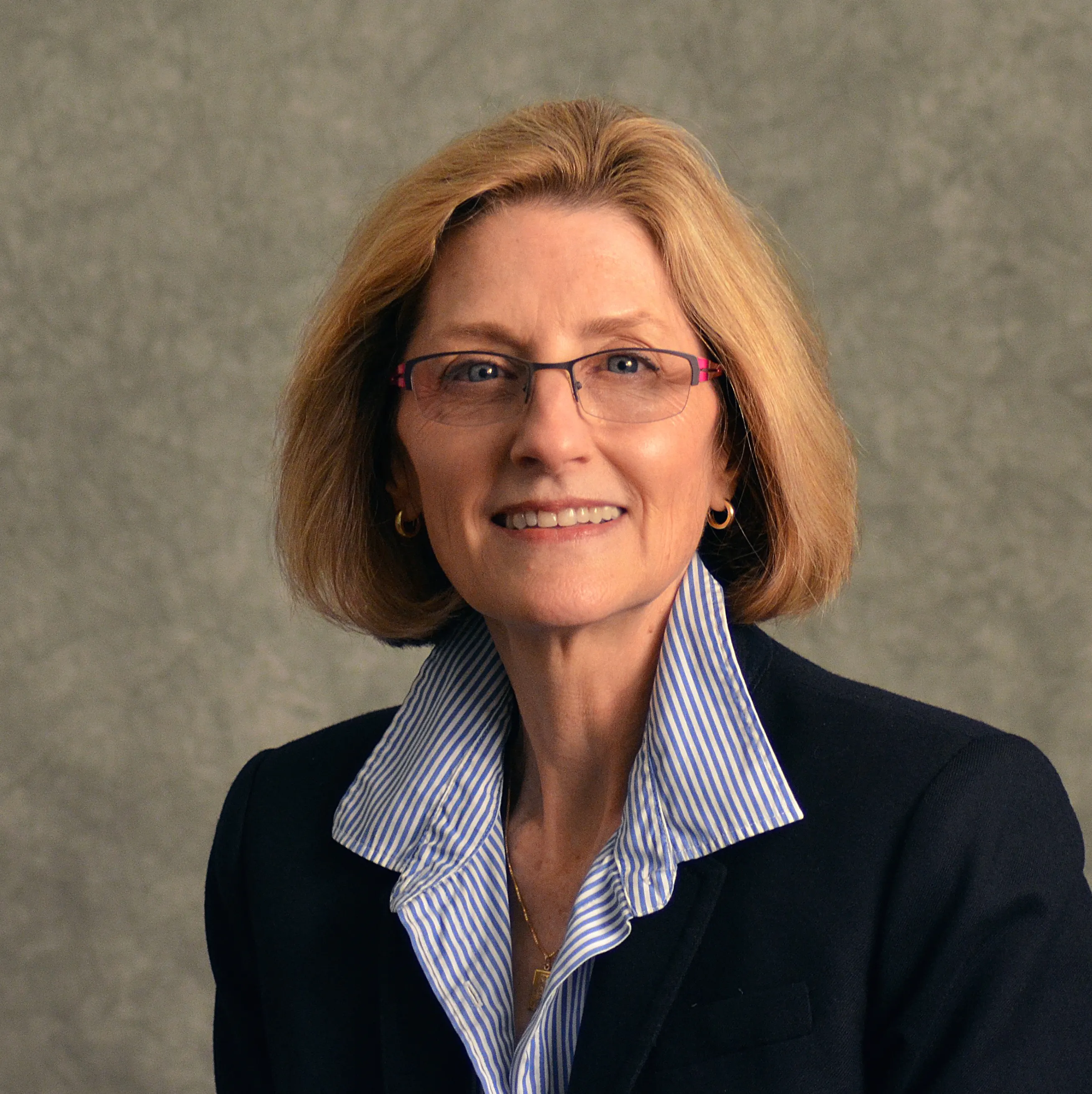 Holly Mayer Headshot
