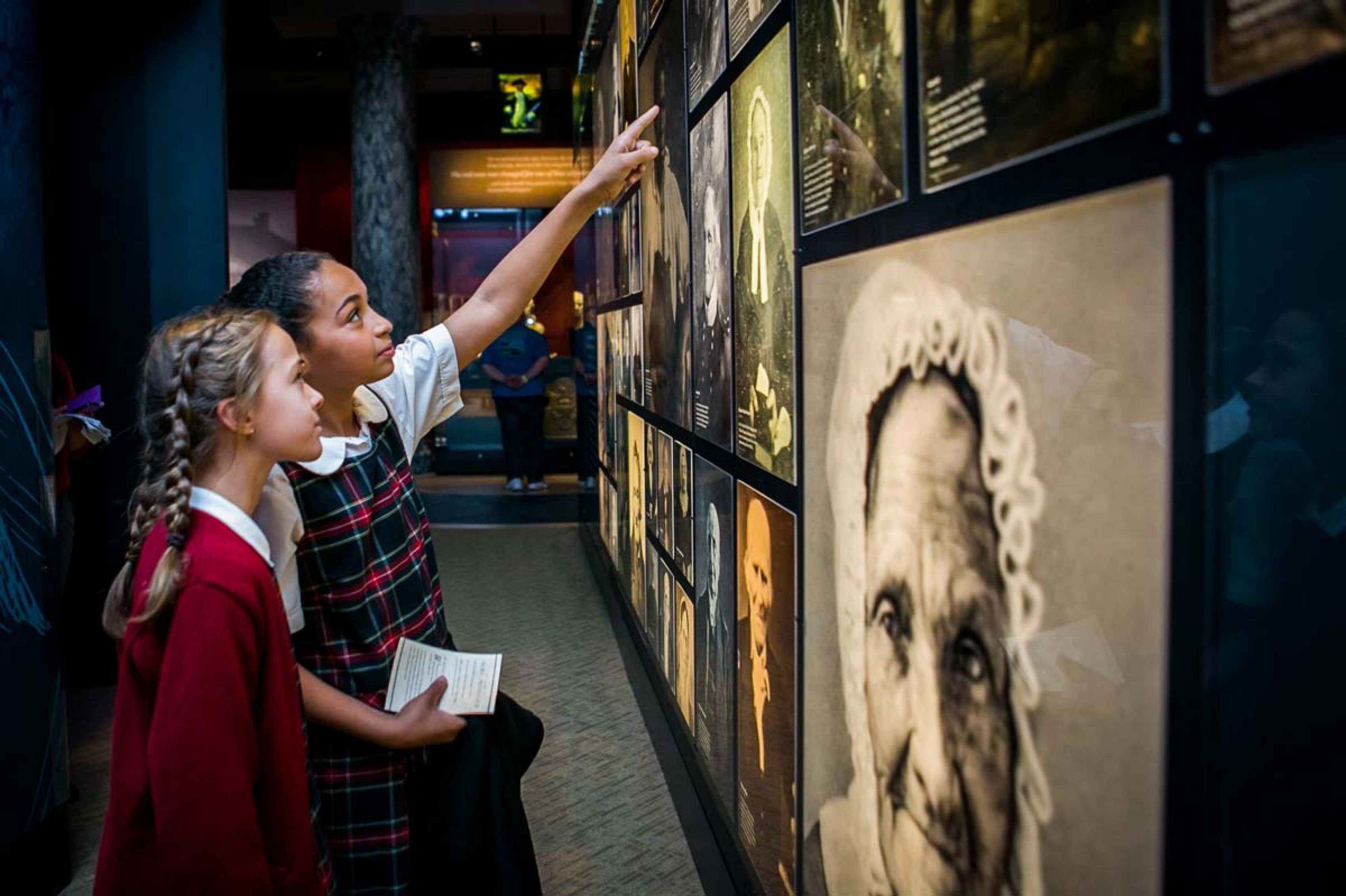 Image 102620 Veterans Wall Press Students Explore Galleries 0