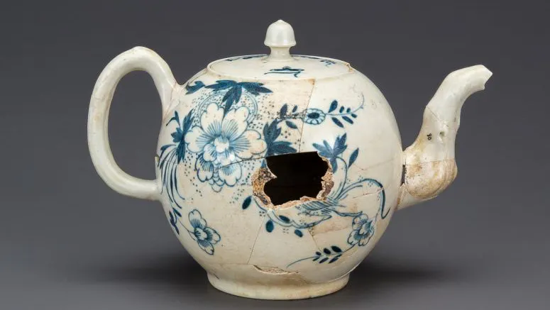 Photo of a cracked teapot
